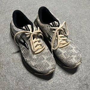 Brooks Women's Adrenaline GTS 21 size 8 running shoes sneakers